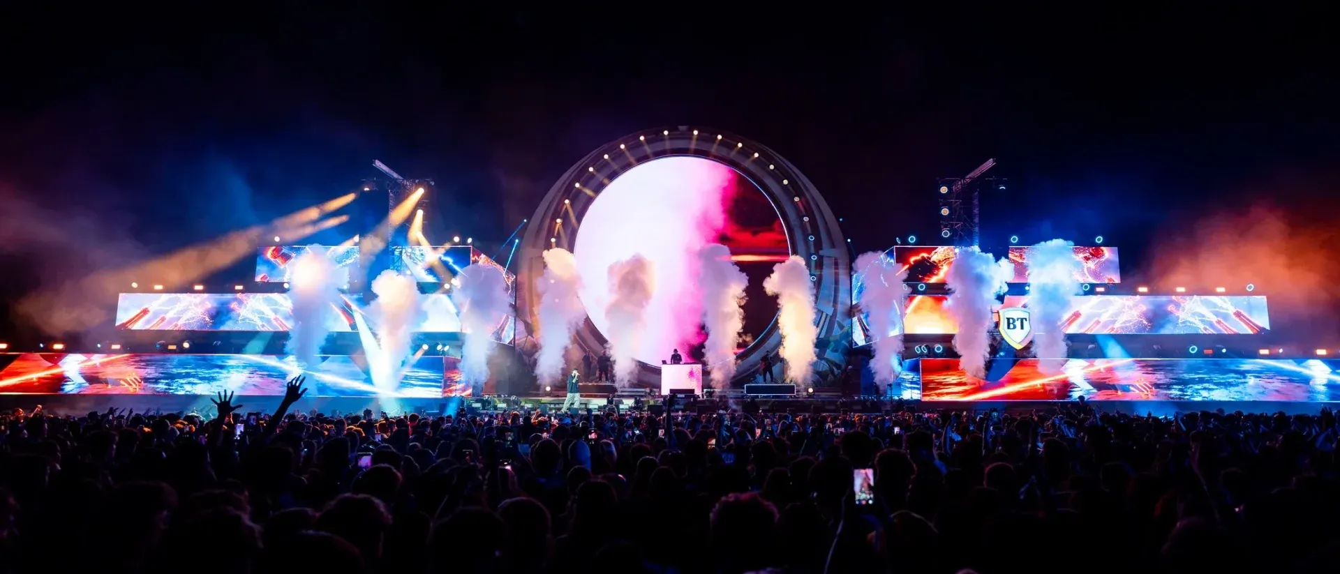 Concert în NIBIRU Arena, scena circulară și publicul noaptea